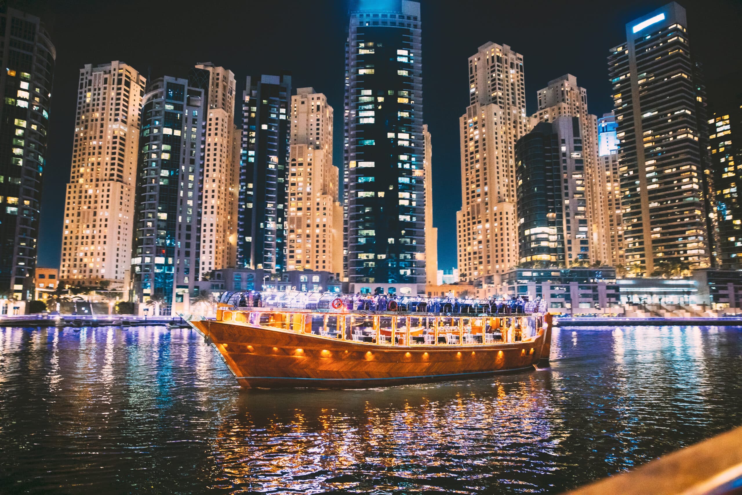 رحلة بحرية في خليج دبي